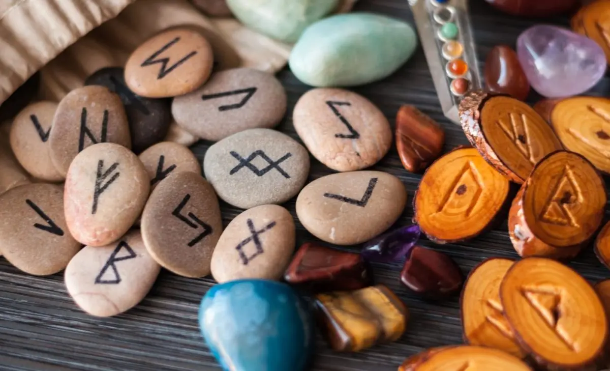 Horoscop rune 6 octombrie 2026: Berkano deschide un nou capitol, Fehu atrage resurse, atenție la Hag
