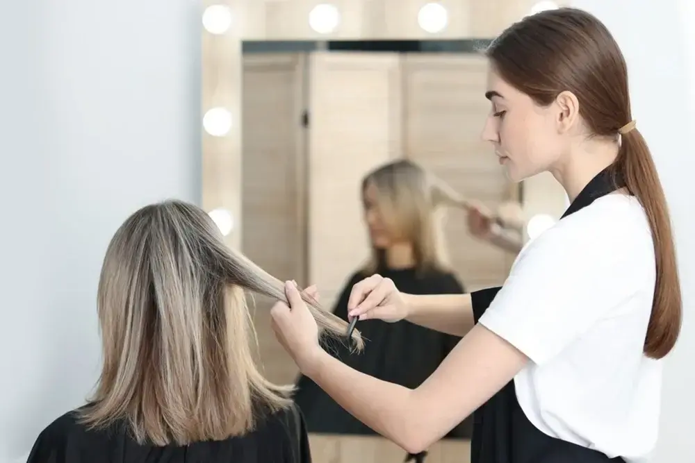 Octombrie 2026: Zilele norocoase pentru tuns și secretul gelatinei pentru păr sănătos